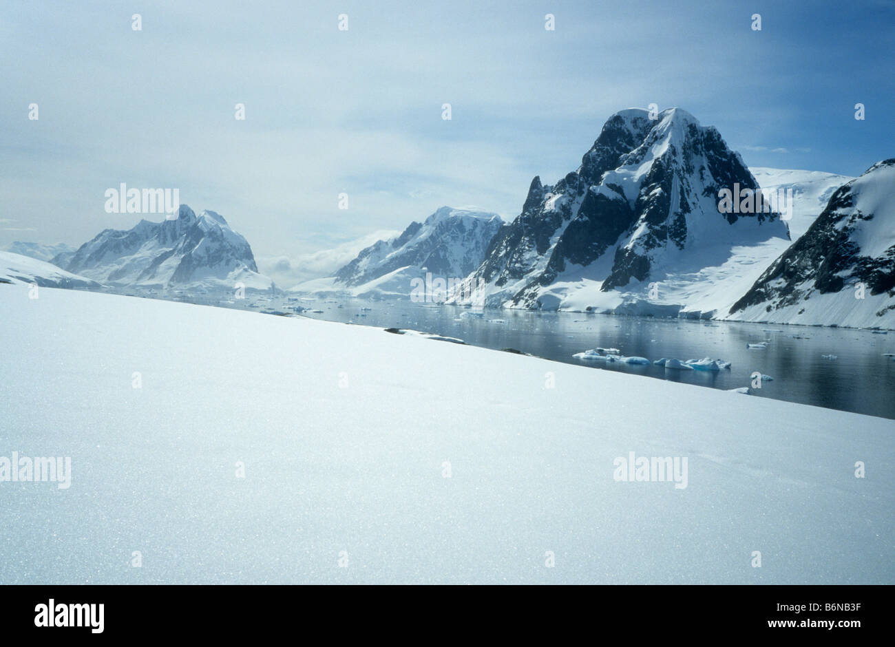 Blick vom Petermann Island zu den hohen Bergen der antarktischen Halbinsel. Stockfoto