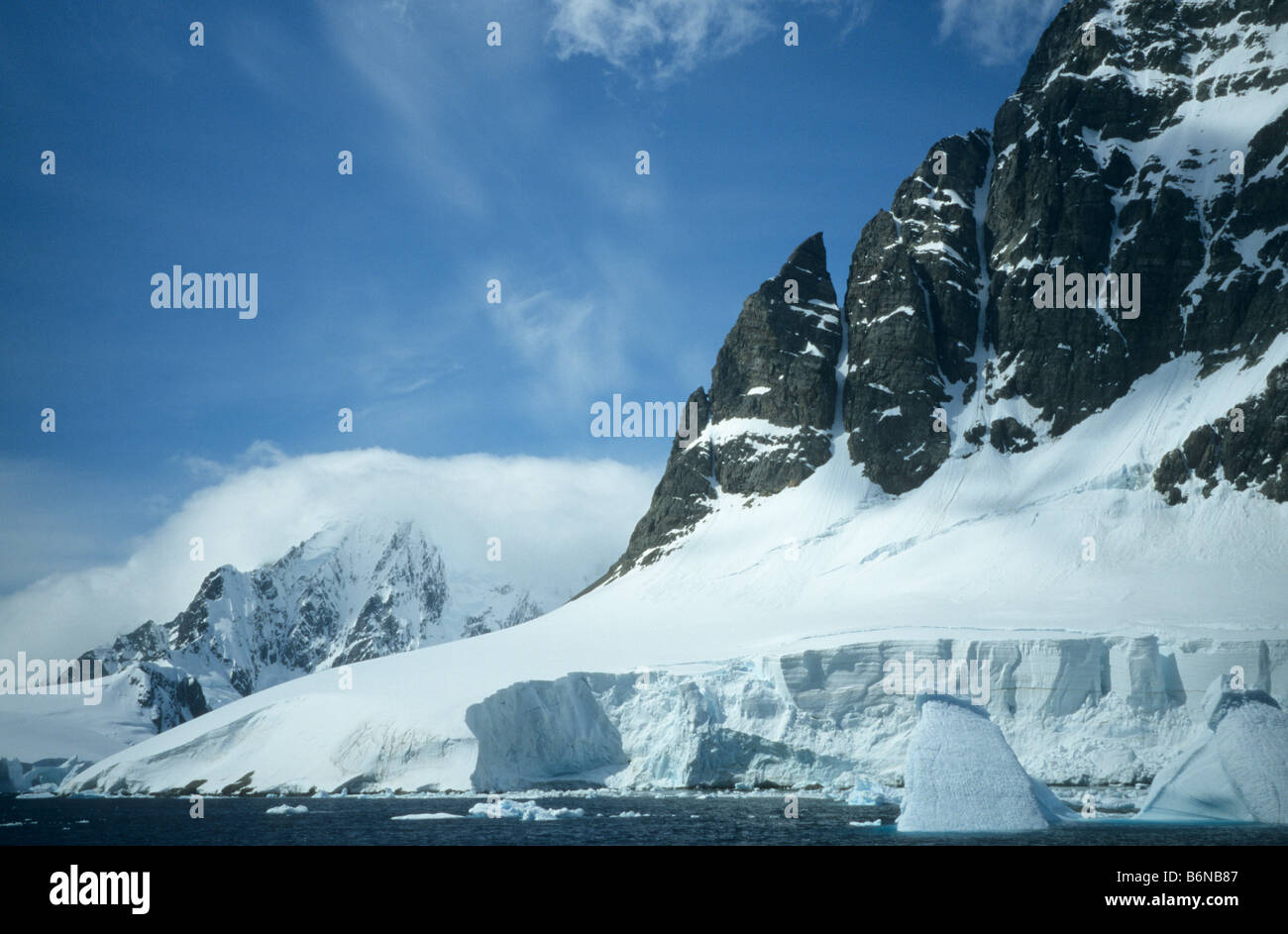 Hohe Berge von der antarktischen Halbinsel zwischen Petermann Island und Lemaire-Kanal / Pleneau Bay. Stockfoto