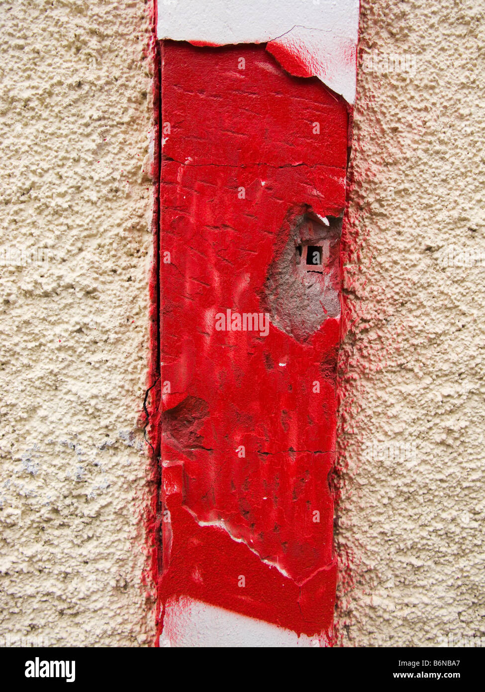 Zerbrochene Säule in rot lackiert Stockfoto