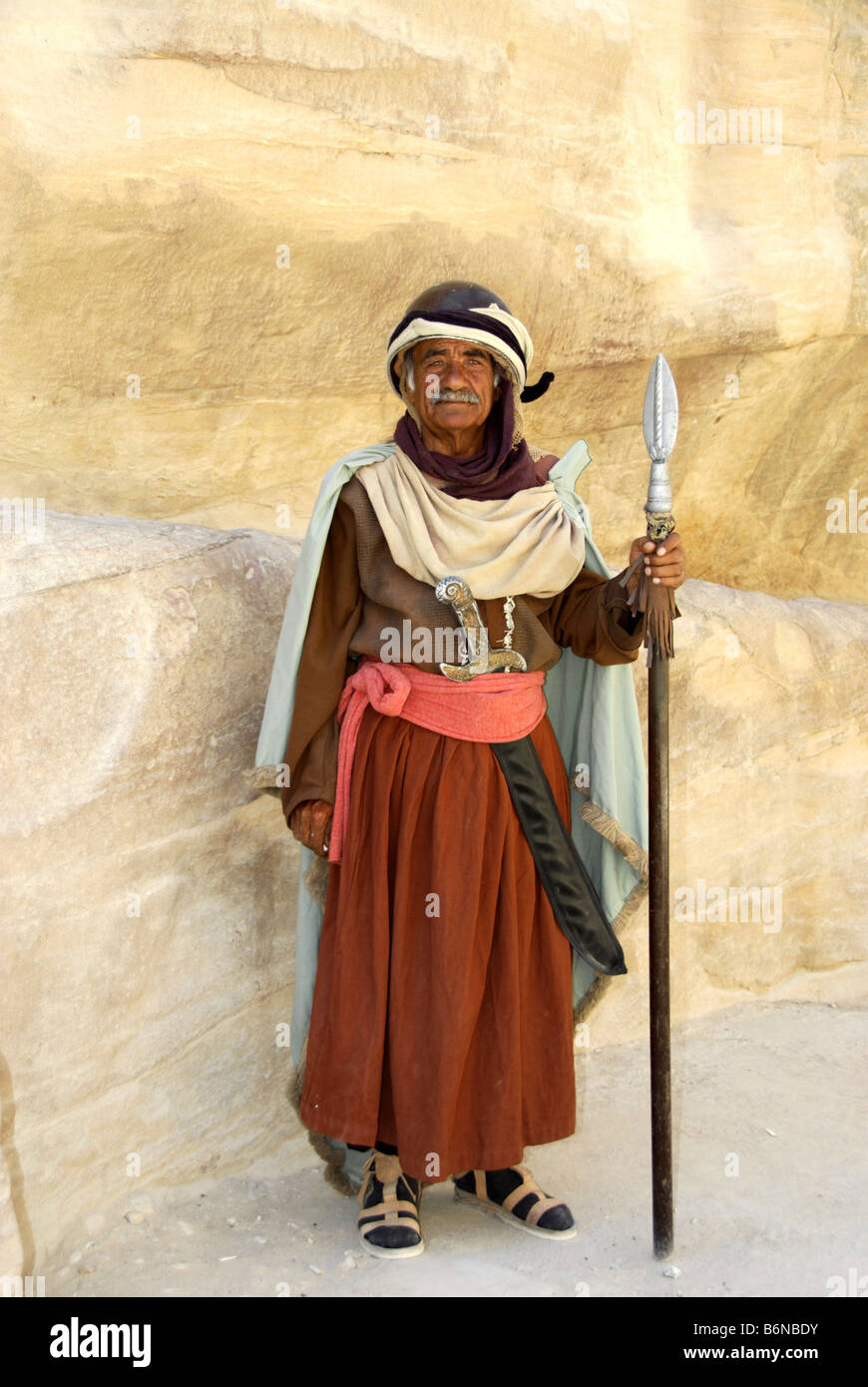 Schauspieler verkleidet als Wächter der Nabatäer in Petra, Wadi Musa, Jordanien Stockfoto