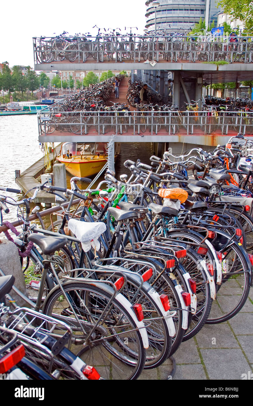 Amsterdam mehrstöckige Fahrrad-Parkplatz in der Nähe von Centraal Station Stockfoto