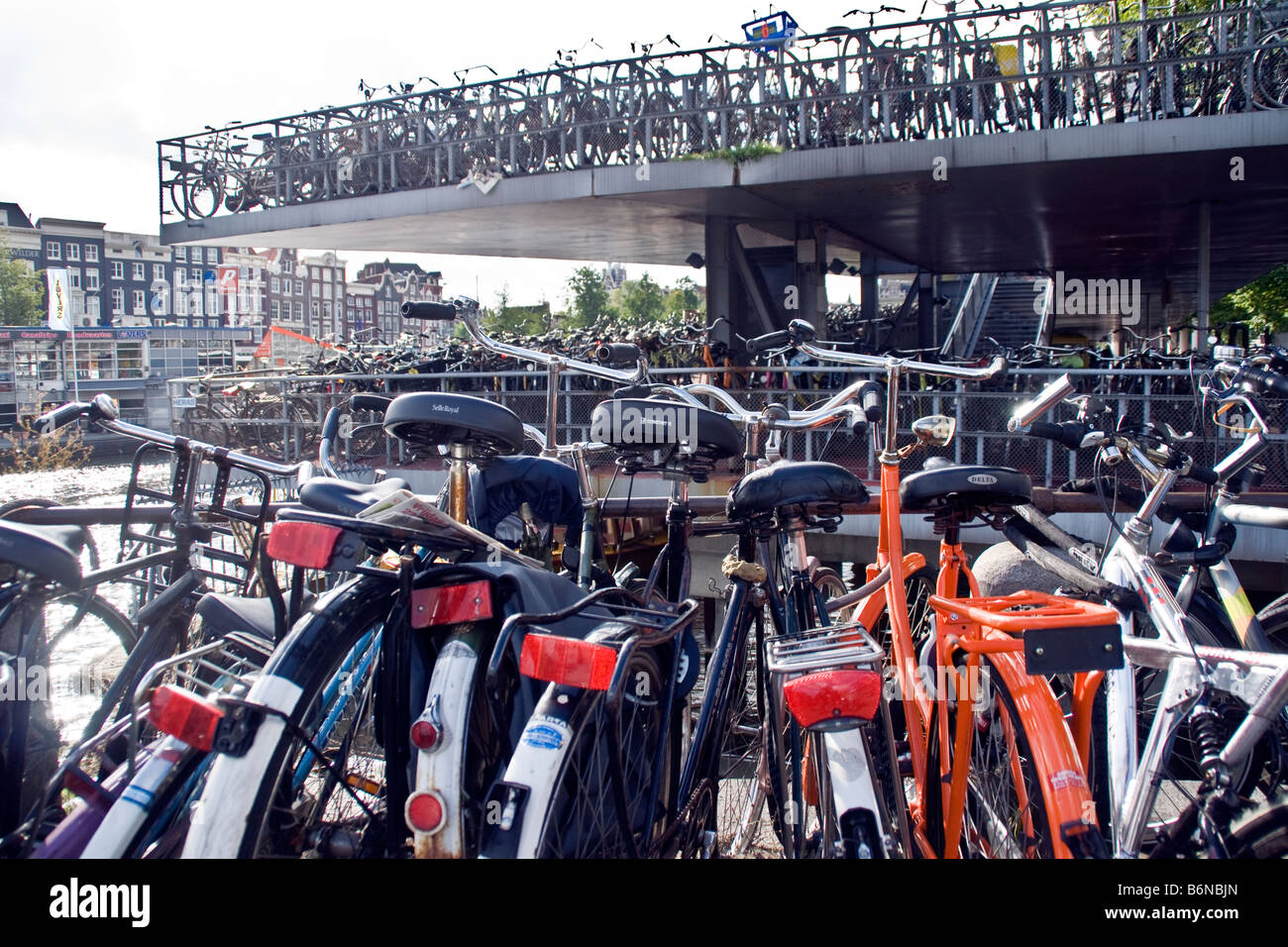Amsterdam mehrstöckige Fahrrad-Parkplatz in der Nähe von Centraal Station Stockfoto