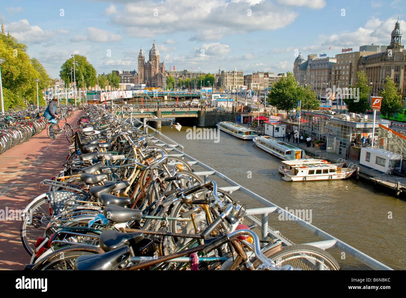 Amsterdam mehrstöckige Fahrrad-Parkplatz am Kanal in der Nähe von Centraal Station Stockfoto