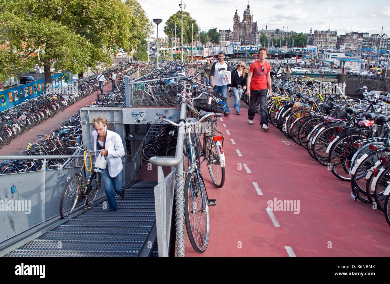 Amsterdam mehrstöckige Fahrrad-Parkplatz in der Nähe von Centraal Station Stockfoto