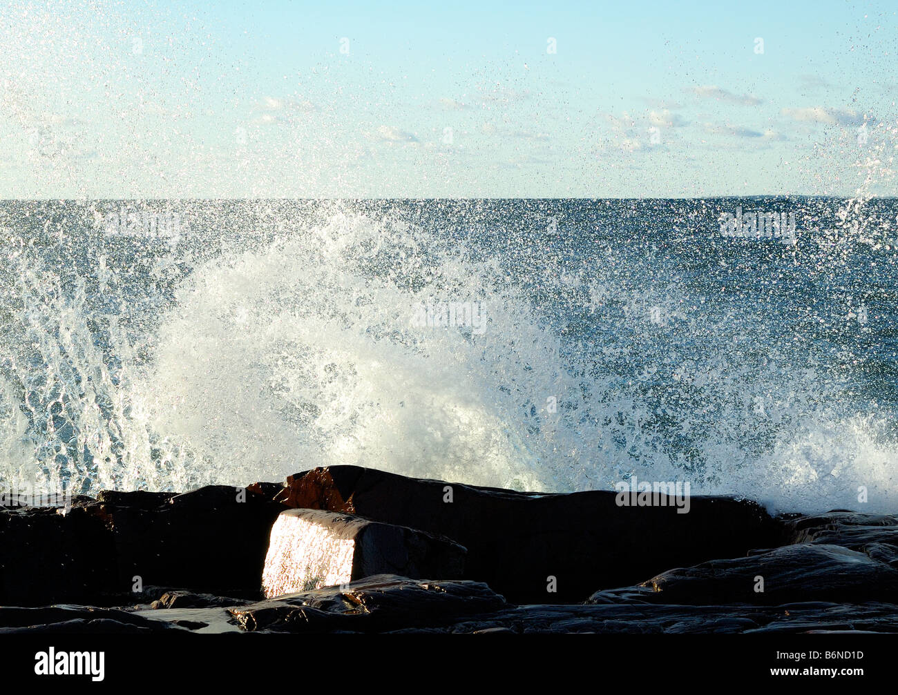 Sprühen Sie aus Wellen, die am Ufer des Lake Huron, in der Nähe von Killarney, Ontario, Kanada Stockfoto