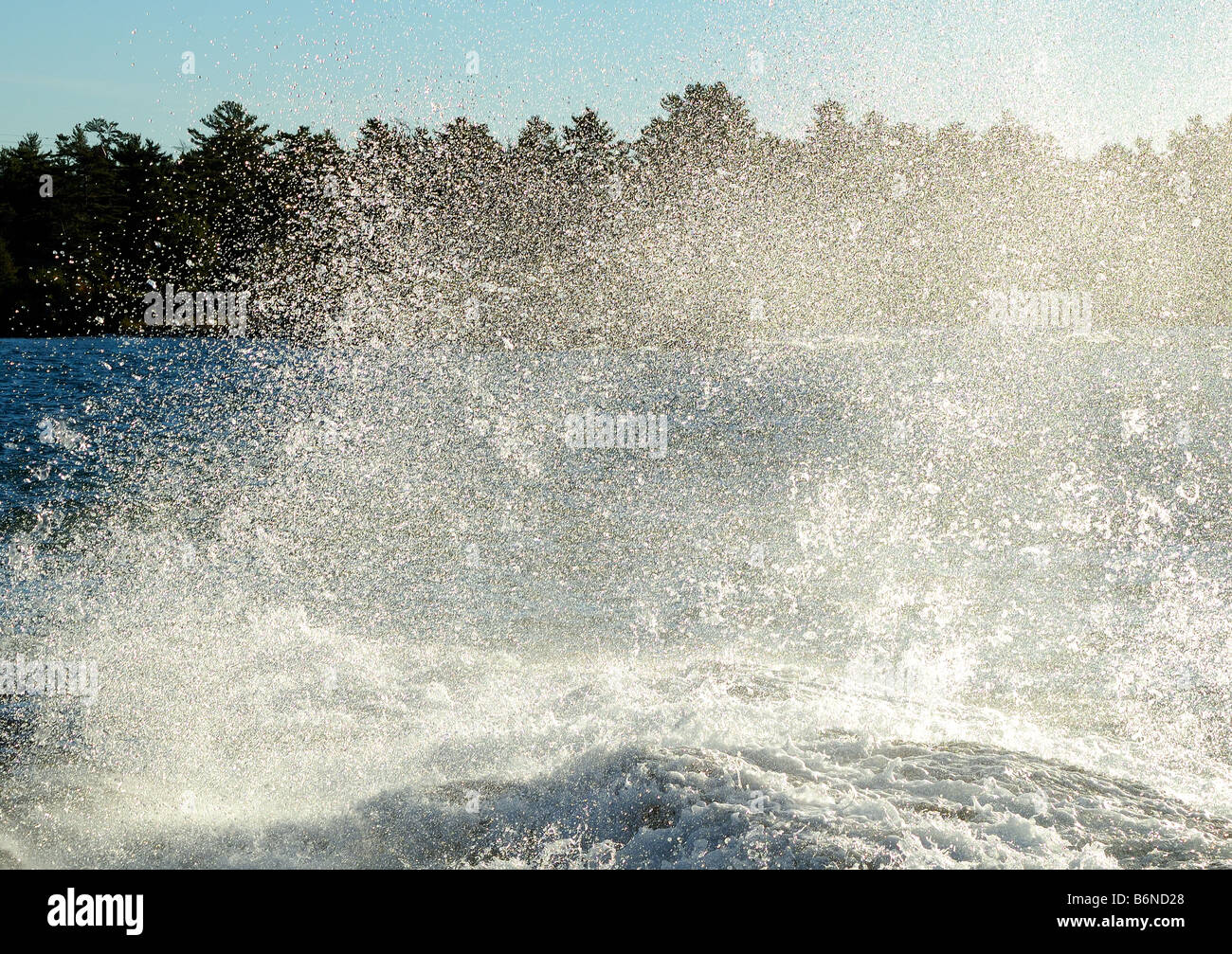 Sprühen Sie aus Wellen, die am Ufer des Lake Huron, in der Nähe von Killarney, Ontario, Kanada Stockfoto