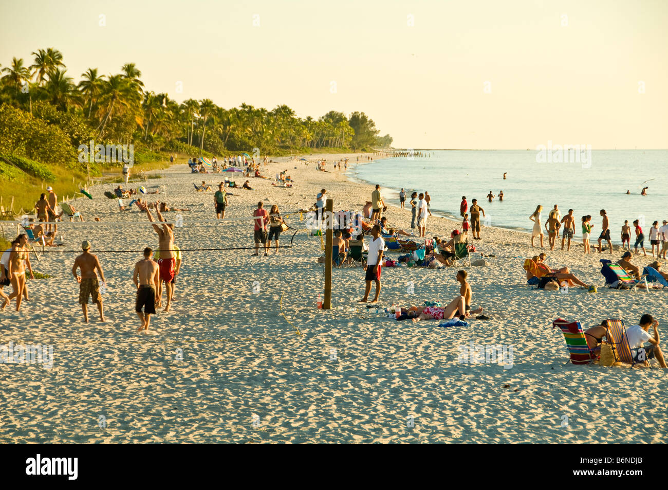 Neapel kommunale Strand Naples Florida fl späten Nachmittag Sonnenanbeter leicht weißem sand Stockfoto