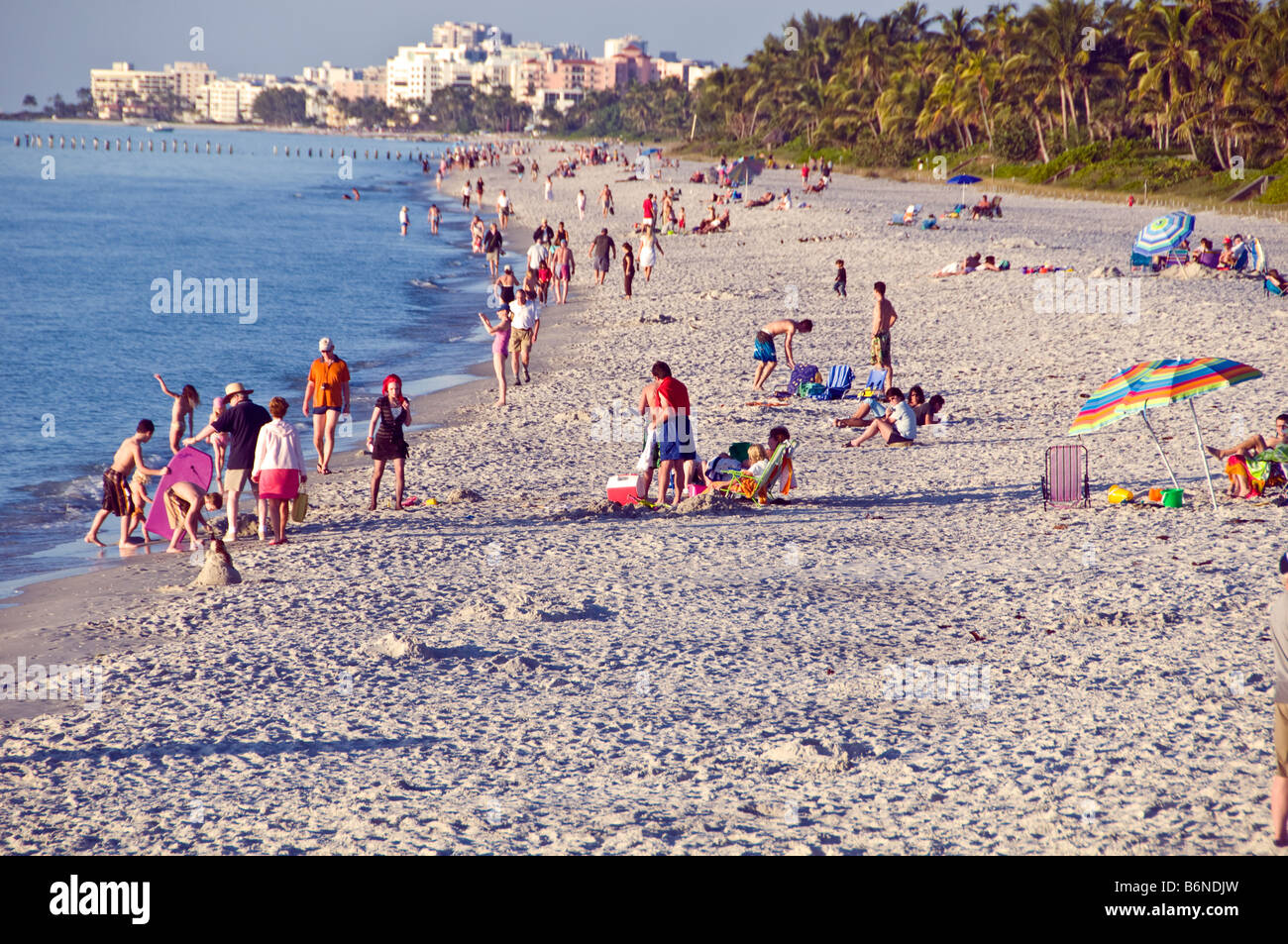 Neapel kommunale Strand Naples Florida fl späten Nachmittag Sonnenanbeter leicht weißem sand Stockfoto