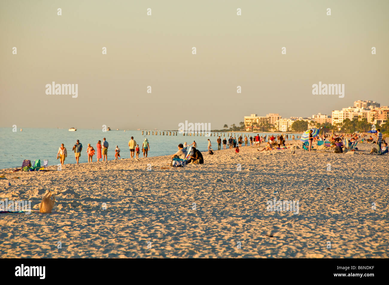 Neapel kommunale Strand Naples Florida fl späten Nachmittag Sonnenanbeter leicht weißem sand Stockfoto