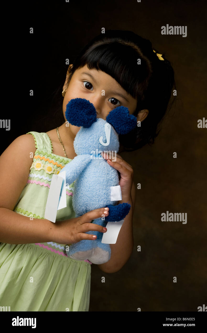Porträt von einem hispanischen Mädchen hält einen Teddybär Stockfoto