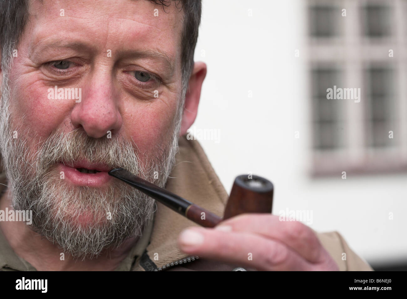 Mann Rauchen einer Pfeife Stockfoto