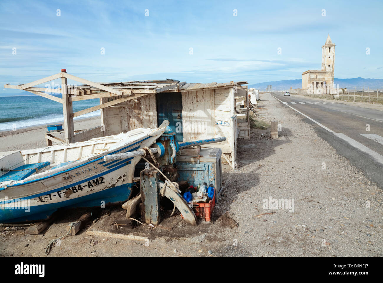 Almadraba de Monteleva Provinz Almeria Spanien Angeln zu vergießen, Boot und alte Kirche Stockfoto