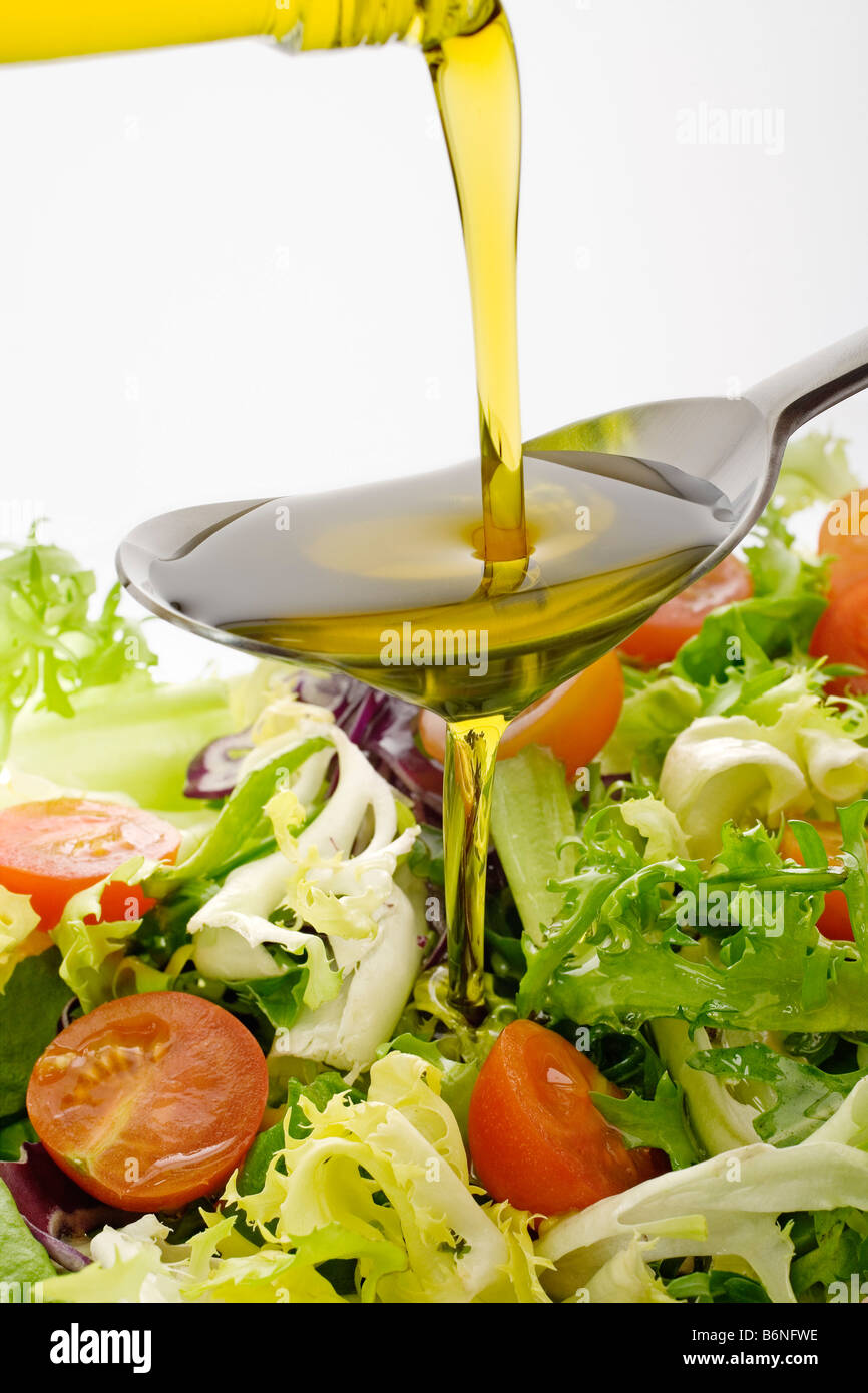 Olivenöl extra vergine und typisch mediterranen Salat Diät Aceite de Oliva Virgen extra Ensalada Dieta Mediterranea Stockfoto