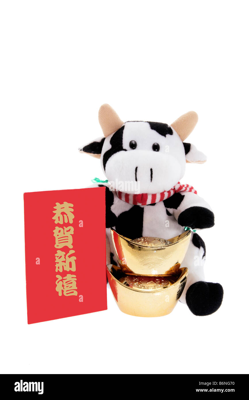 Plüschtier Kuh mit chinesischen Neujahr Dekorationen Stockfoto