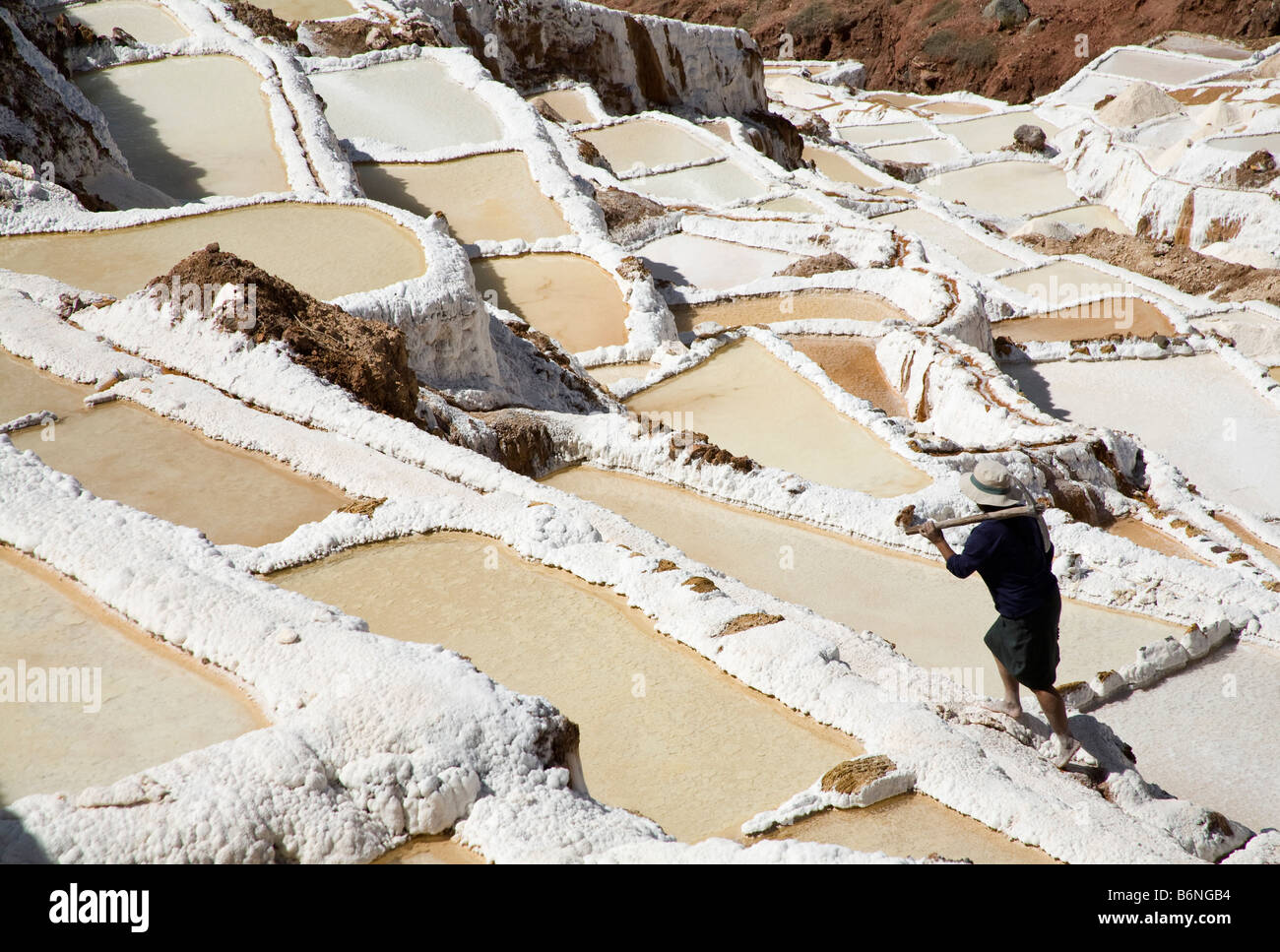 Ein lokales von Maras arbeitet die Salinen, Peru. Stockfoto