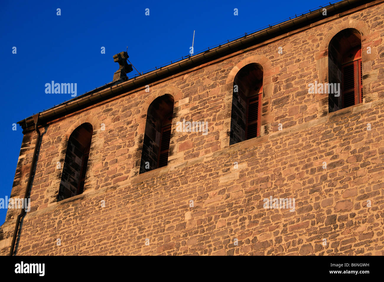 Windows der romanischen Kirche auf dem Petersberg bei Halle in Sachsen-Anhalt, Deutschland Stockfoto