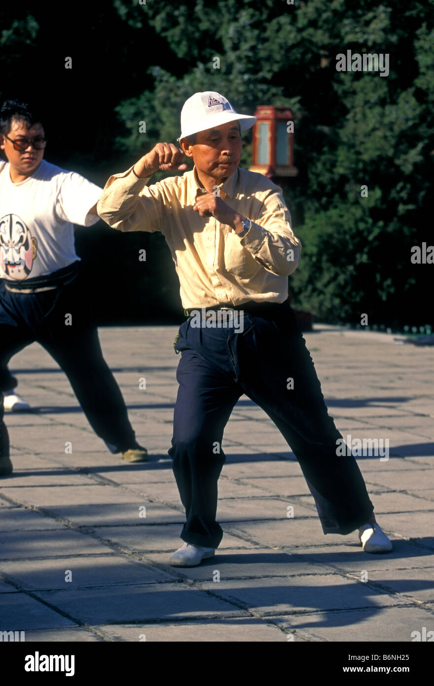 Chinesischer Mann, Taichi, Morgengymnastik, Tempel des Himmels Park, Tiantan Park, Peking, Peking, China, Asien Stockfoto