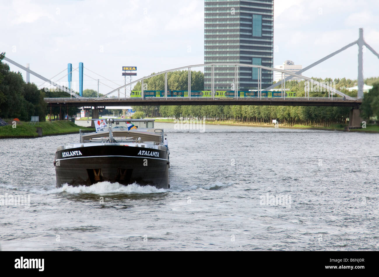 Amsterdam-Rhein-Kanal-Brücken und Kahn Stockfoto