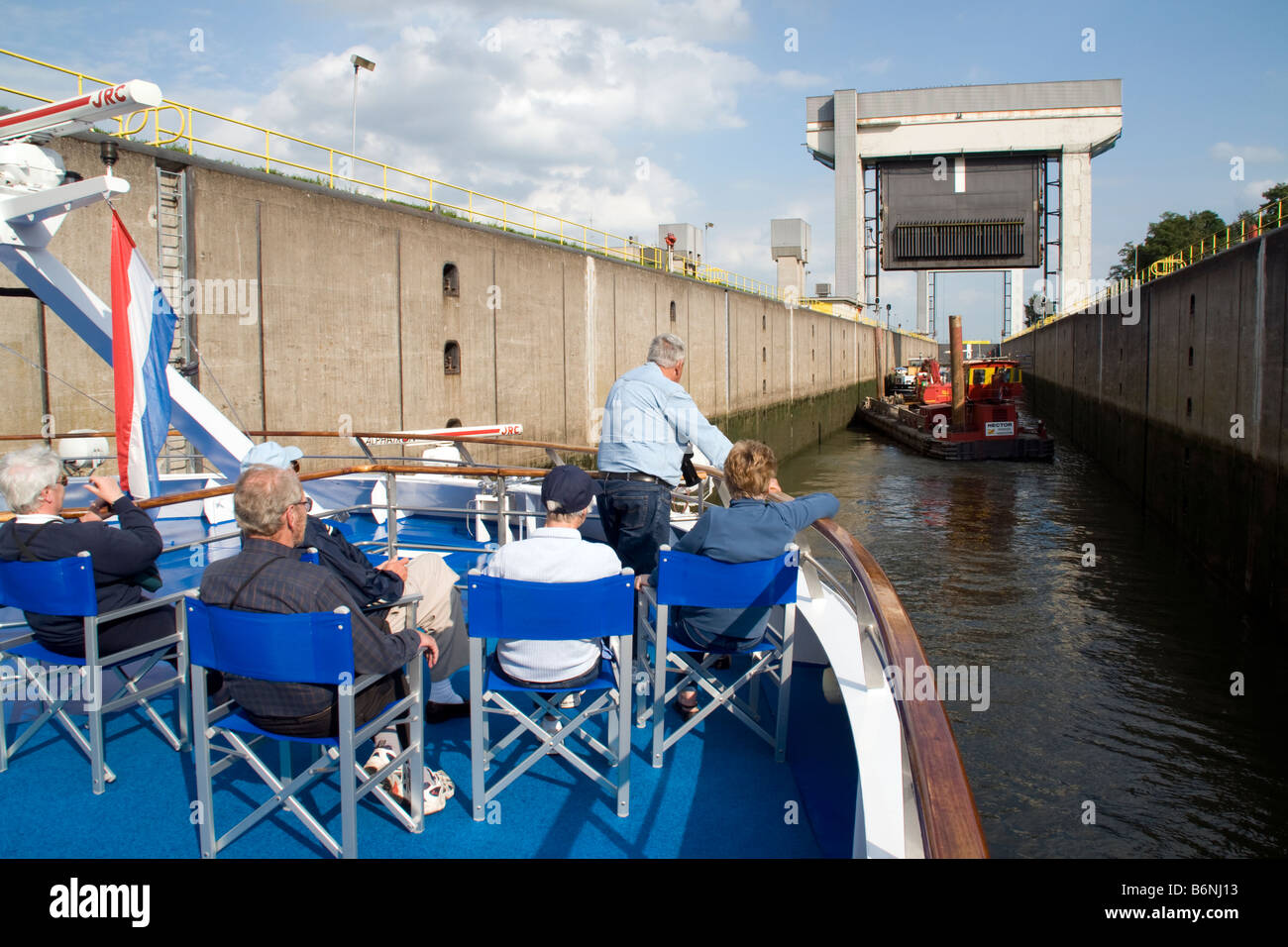 Amsterdam-Rhein-Kanal, Prinz Bernhard Sperre vom Bug des Europäischen Fluss-Kreuzfahrtschiff mit Tour Passagiere Stockfoto
