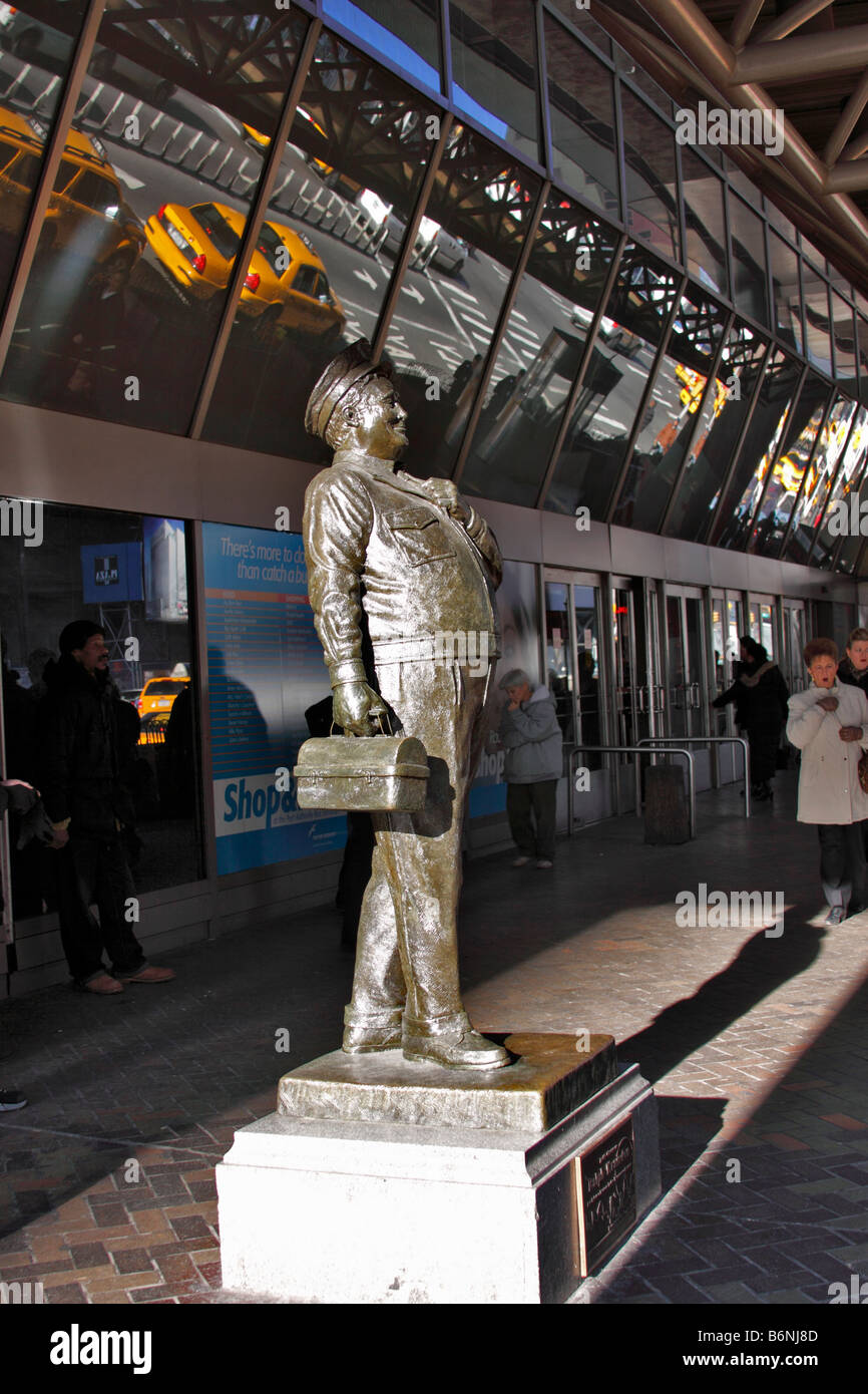 Statue von Ralph Kramden, fiktive Busfahrer, gespielt von Jackie Gleason im Fernsehen zeigen, The Honeymooners, Port Authority, New York City Stockfoto
