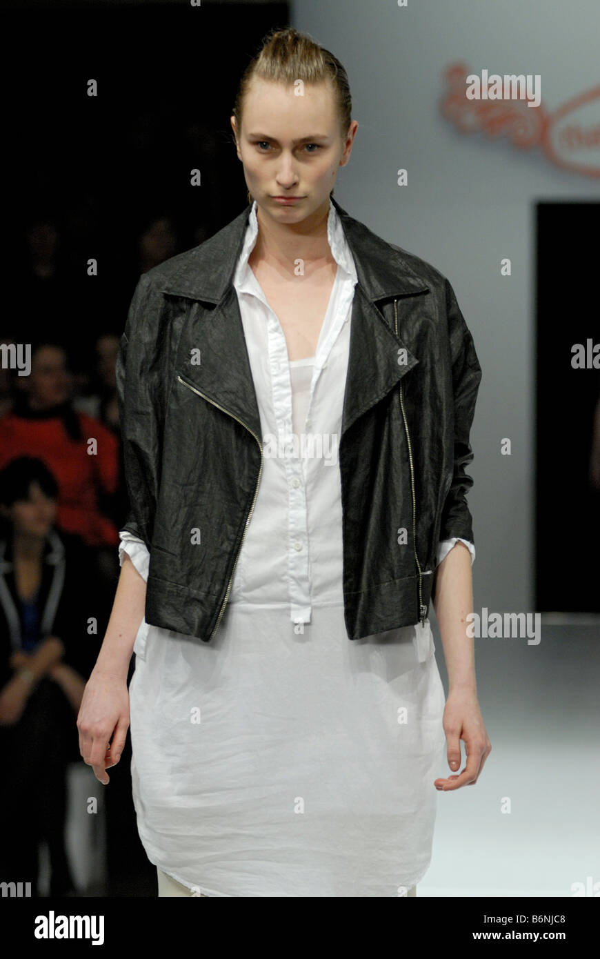 Weibliches Model tragen Kleidung von Therese Rawsthorne in Melbourne Spring Fashion Woche (MSFW), out of the Shadows Stockfoto