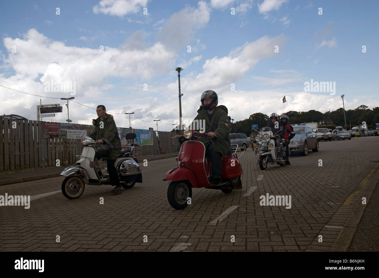 Fahrzeuge und Passagiere Schlange um Board Wightlink s Cenred Lymington, Yarmouth Fähre Stockfoto