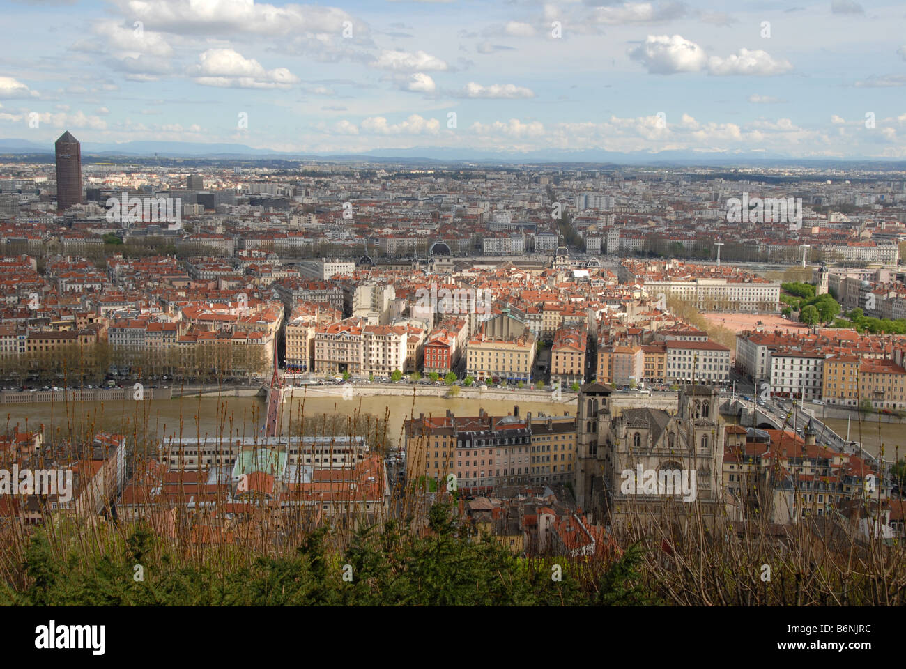 Skyline von Lyon, Frankreich von Fourvière Hügel neben der Basilika Notre-Dame de Fourvière. Stockfoto