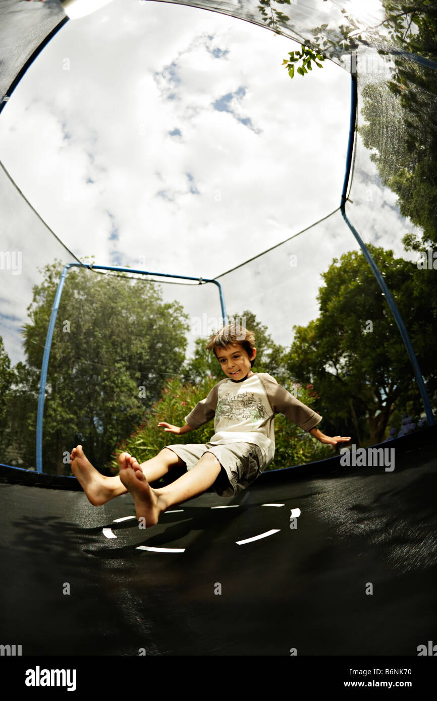 Sechs Jahre alter Junge auf tampoline Stockfoto