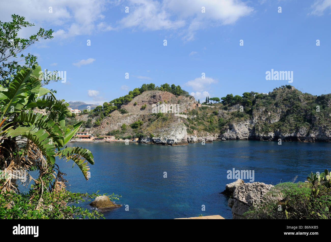 Der Blick aus dem Haus, gebaut in den Felsen auf Isola Bella bei Taormina Sizilien Italien Stockfoto