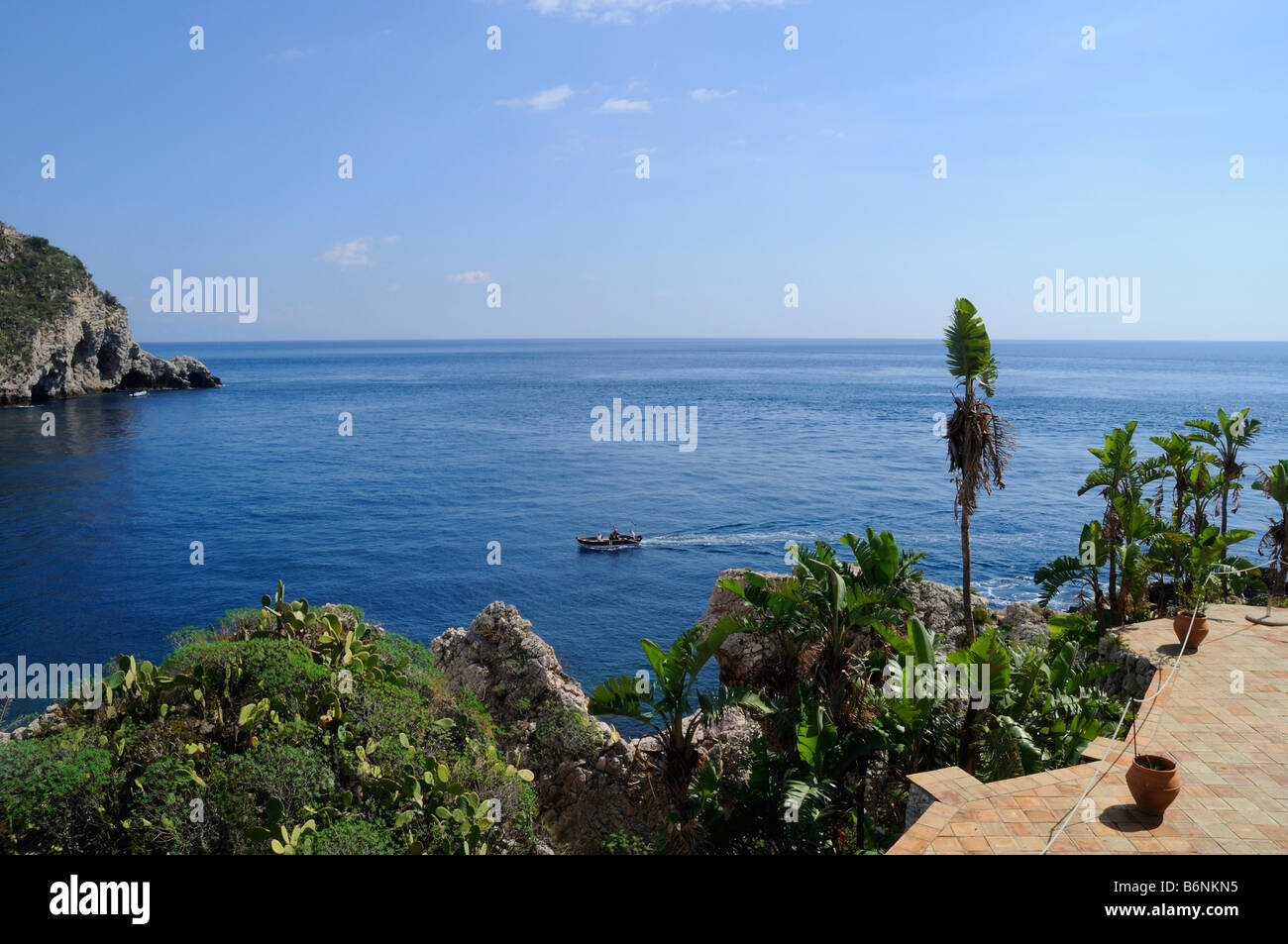 Der Blick aus dem Haus, gebaut in den Felsen auf Isola Bella bei Taormina Sizilien Italien Stockfoto