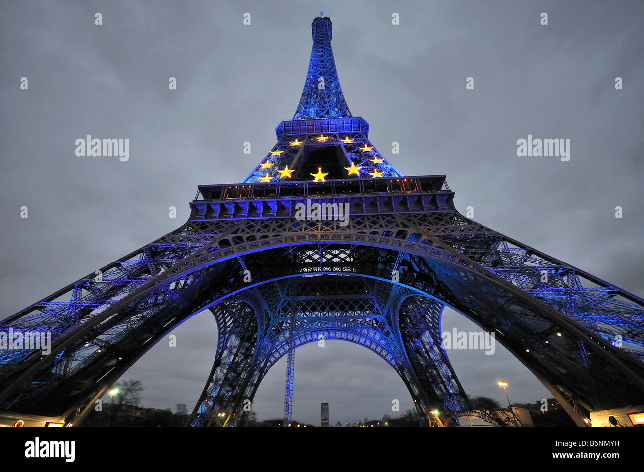Paris EU blaue Tour Eiffelturm mit Sternen während der französischen EU-Ratspräsidentschaft Stockfoto