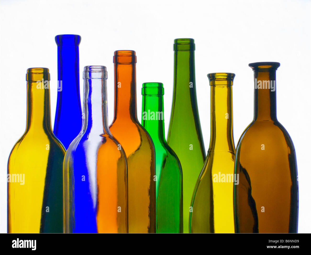 Weinflaschen Vielfalt Auswahl halbe Länge Hälse verschiedene bunte leere generische Glas Weinflaschen vor einem weißen Ausschnitt Hintergrund Stockfoto