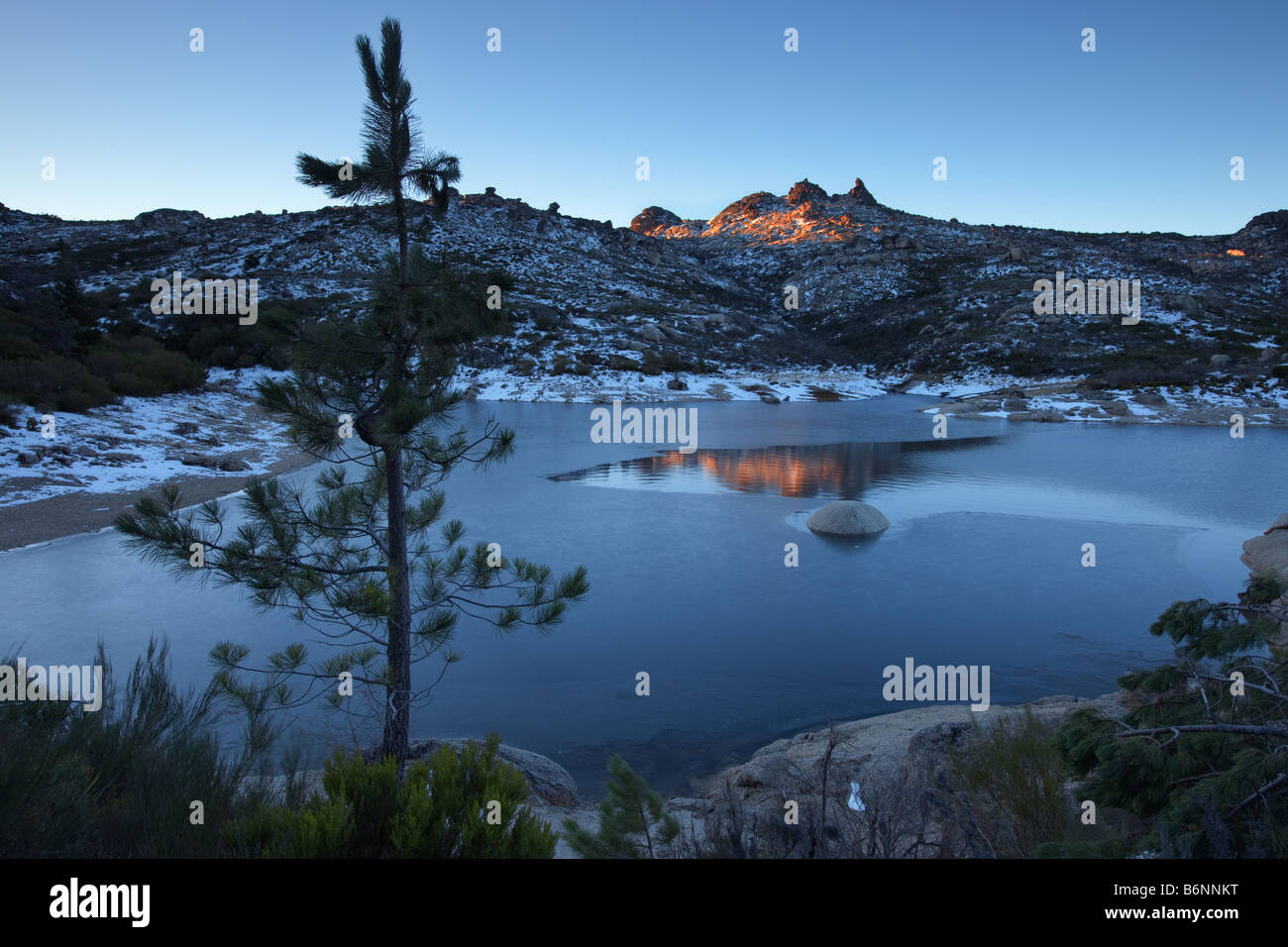 Sonnenaufgang am Rossim Tal an einem kalten Wintertag, Estrela Mountain Range, Portugal Stockfoto