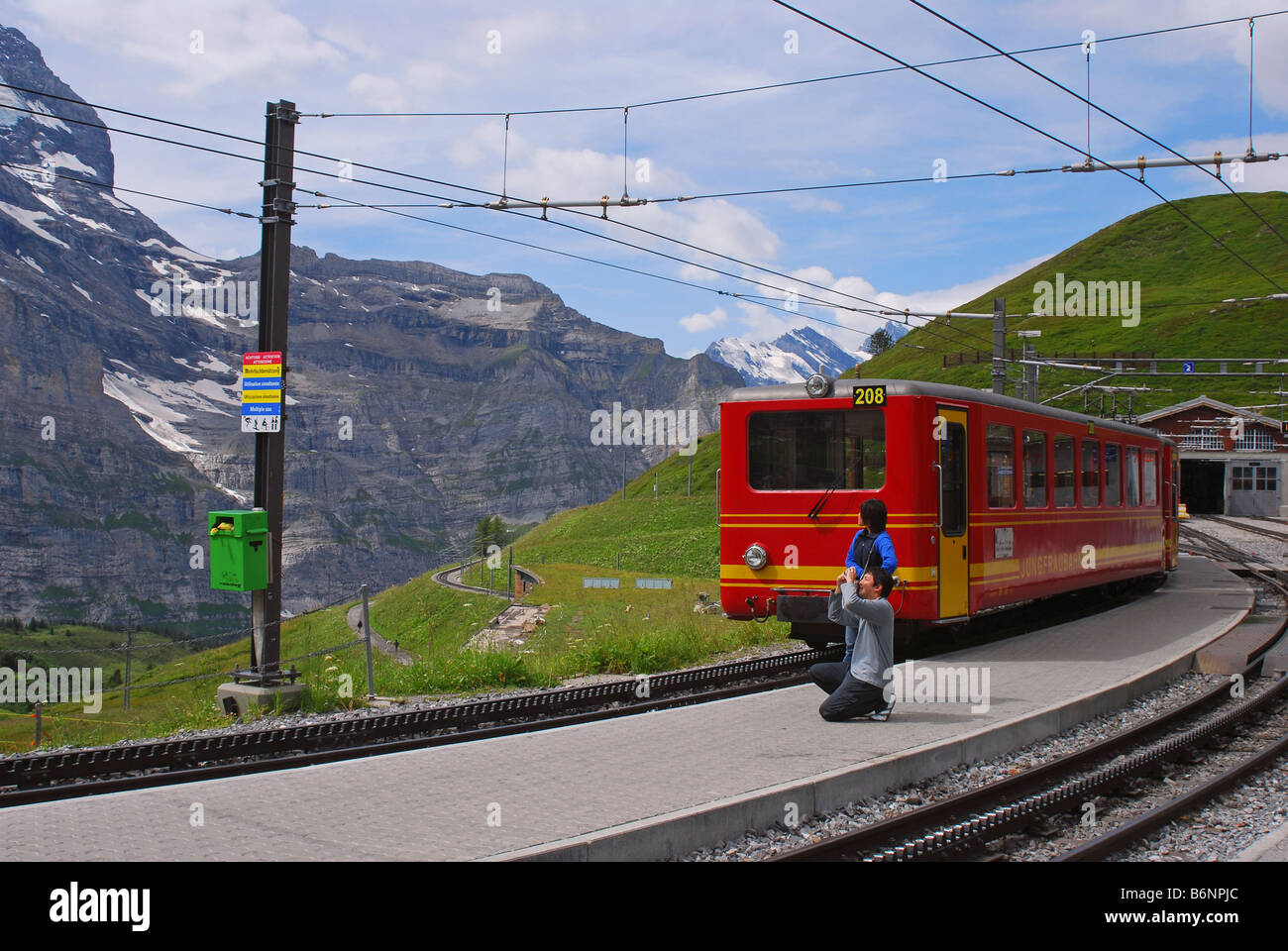 Zug und Touristen in Kleine Scheidegg Jungfrauregion Schweiz Stockfoto