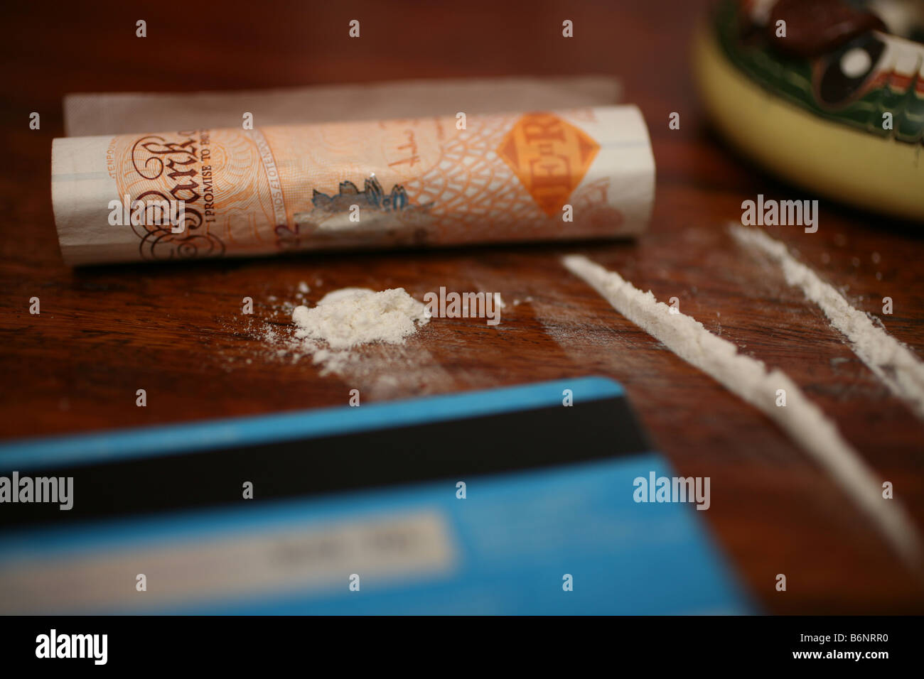 Kokain wird auf einem Tisch geschnitten Stockfoto