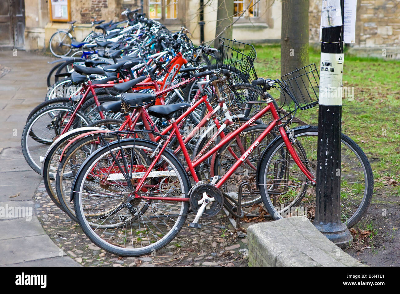 Eine Reihe von Kostenbeitrag eingesperrt in Cambridge außerhalb eines Universitätsgebäudes Stockfoto