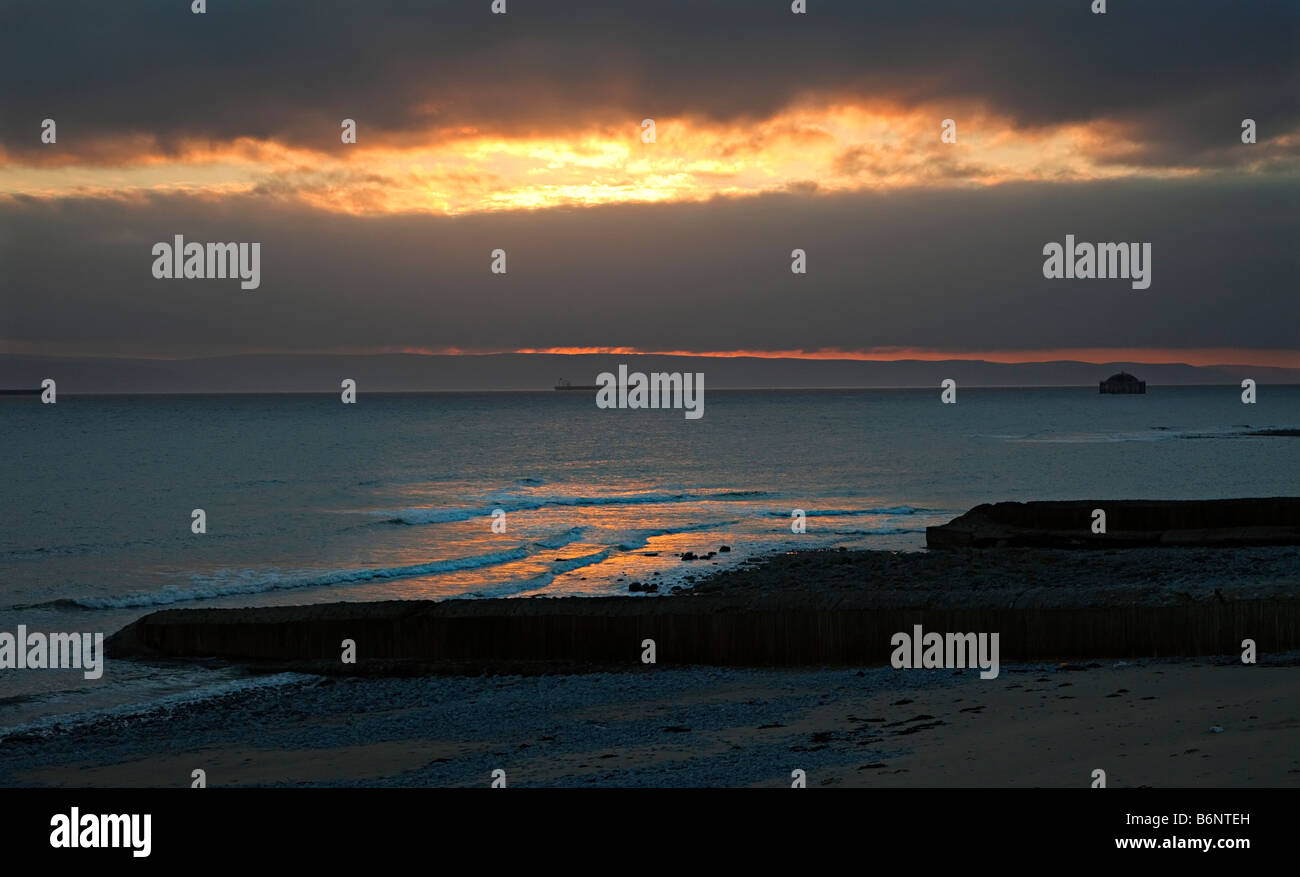 Versand und Outfall Caisson am Aberthaw bei Sonnenuntergang Wales UK Stockfoto