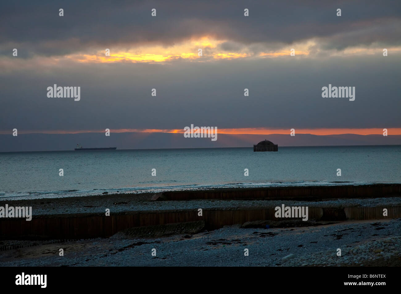 Versand und Outfall Caisson am Aberthaw bei Sonnenuntergang Wales UK Stockfoto