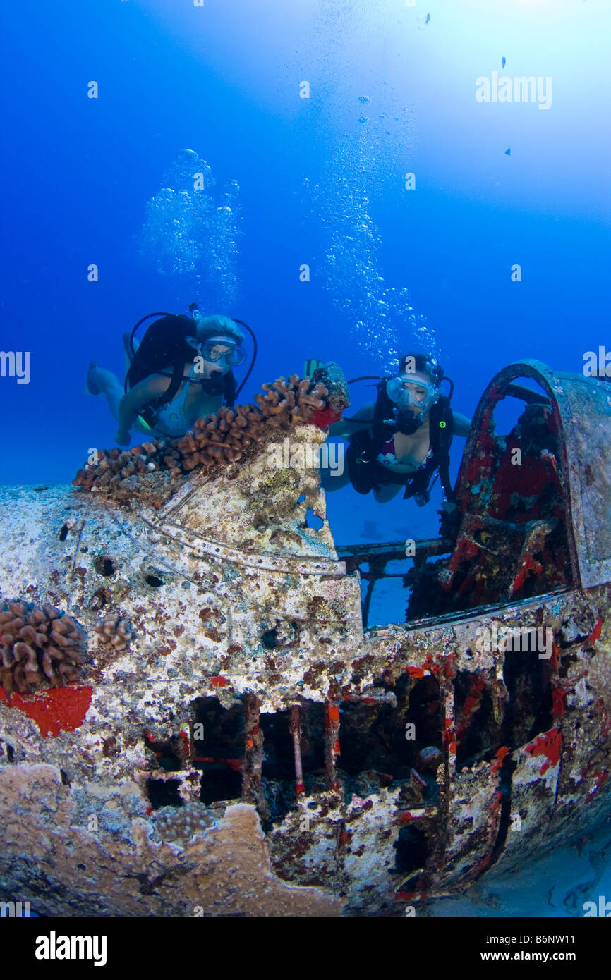 Taucher ein WW II Corsair Jagdflugzeug aus South East Oahu, Hawaii. Stockfoto