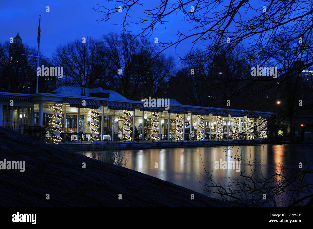 Central Park-Restaurant in der Weihnachtszeit mit twilight Stockfoto