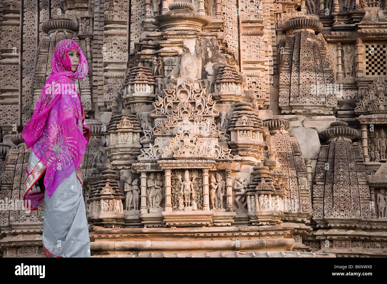Indische Frau in den Ruinen von Khajuraho, Madhya Pradesh, Indien Stockfoto
