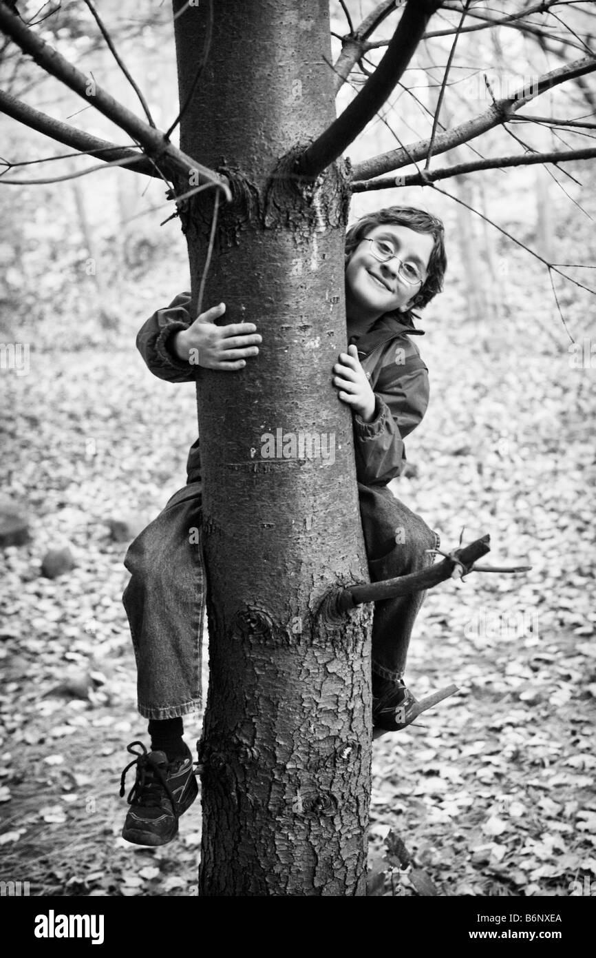 schwarzen & weißen Bild des jungen Kletterbaum lächelnd in die Kamera im selbstgefälligen selbst-satisfction Stockfoto