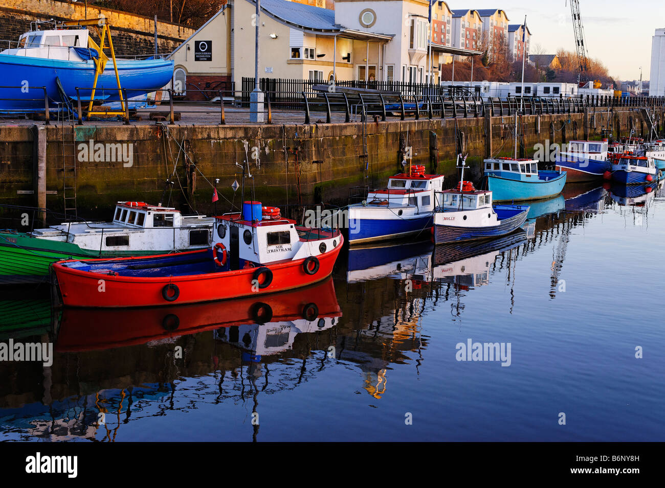 Kleine Boote auf dem Tyne in Ouseburn marina Stockfoto