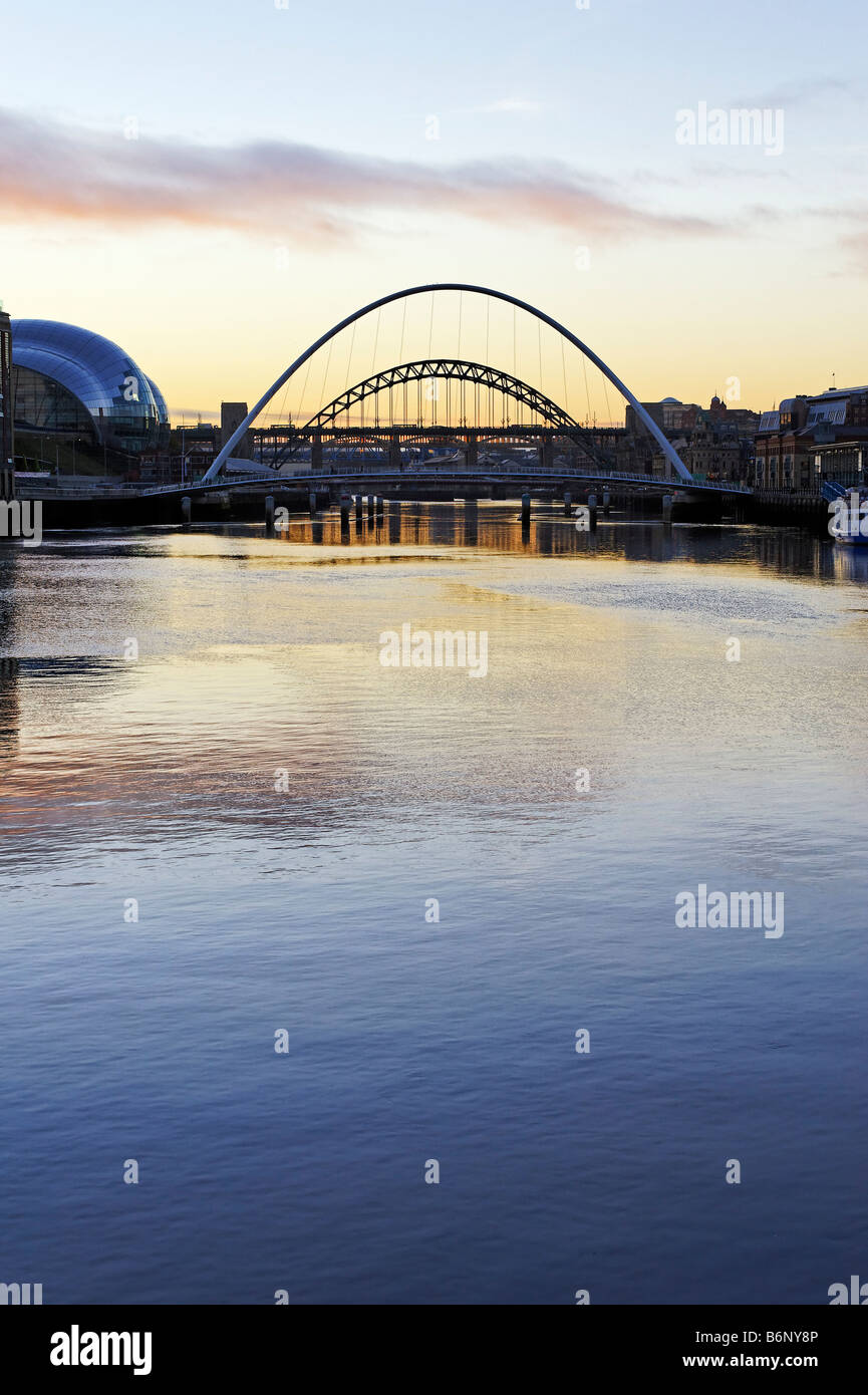 Fluß Tyne und Brücken im Abend Stockfoto