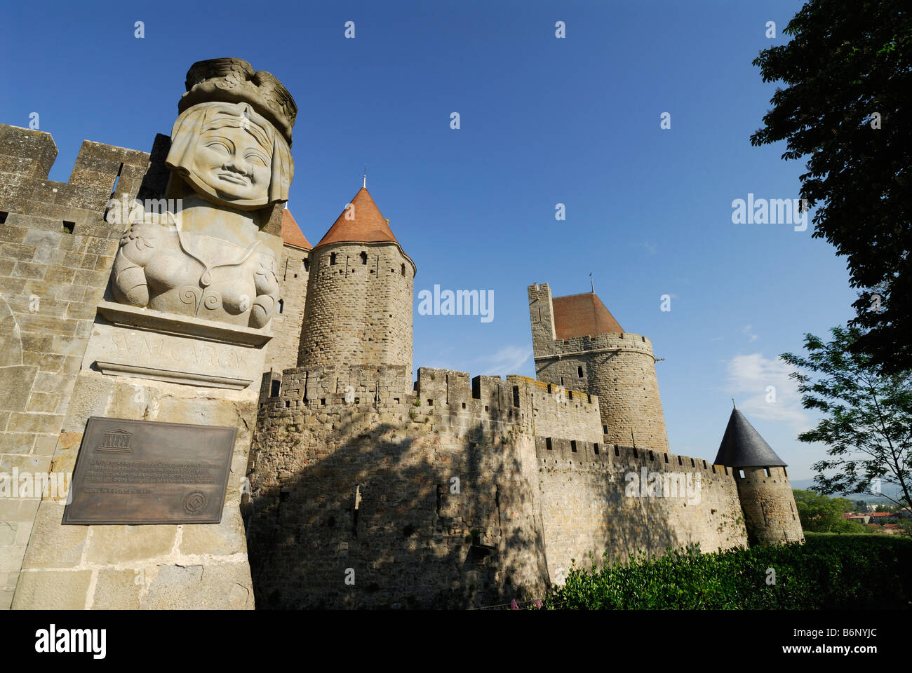 Carcassonne Frankreich Skulptur von Madame Carcas außerhalb der Porte Narbonnaise Stockfoto