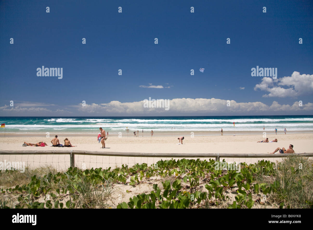 Gold Coast Strand mit Menschen, die entspannen, Queensland Australien Stockfoto