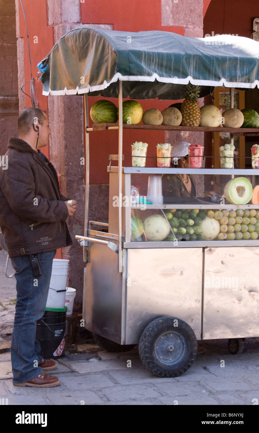 Mann an ein Obstverkäufer Wagen auf dem Platz in San Miguel de Allende, Mexiko. Stockfoto