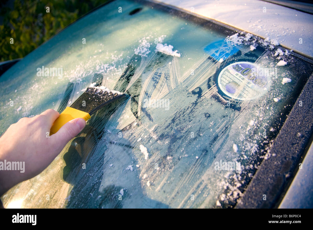 Reinigung von Frost am Autofenster Stockfoto