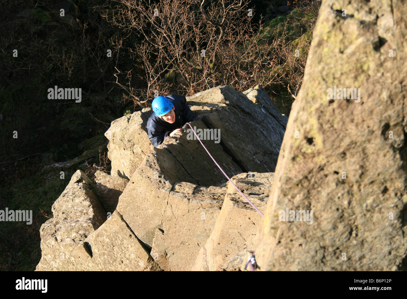 Ein Bergsteiger Abordnung die endgültige Tonhöhe des "Kleinen Chamonix" am Hirtenplatz Crag, Borrowdale, nördlichen Lake District Stockfoto