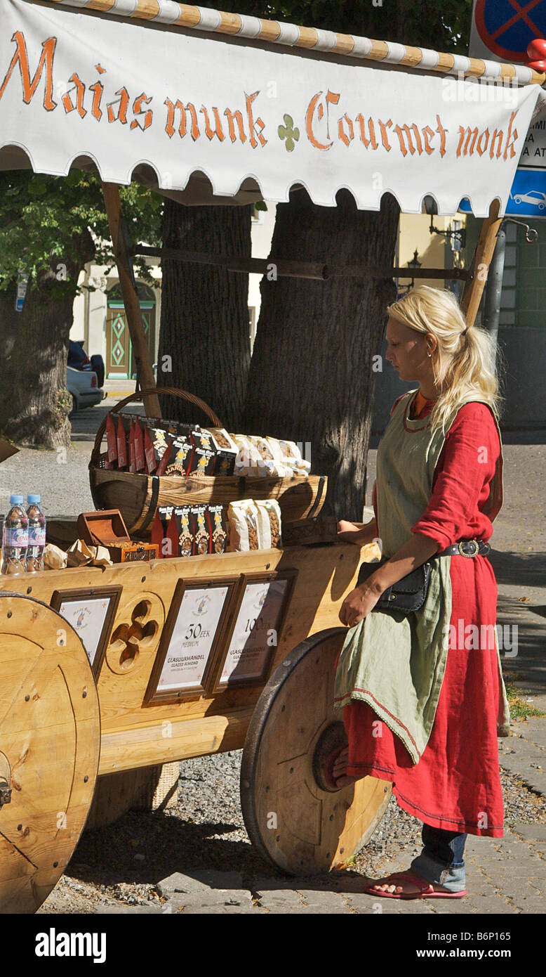 Blonde Mädchen verkaufen Gourmet-Speisen auf Barrow Tallinn Estland Stockfoto